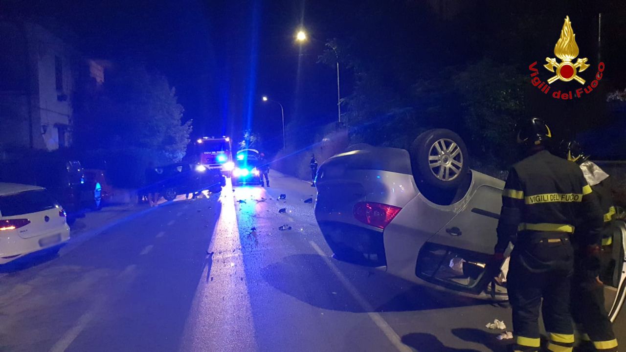 Ascoli Piceno Incidente Stradale Coinvolge Due Auto Una Si Ribalta