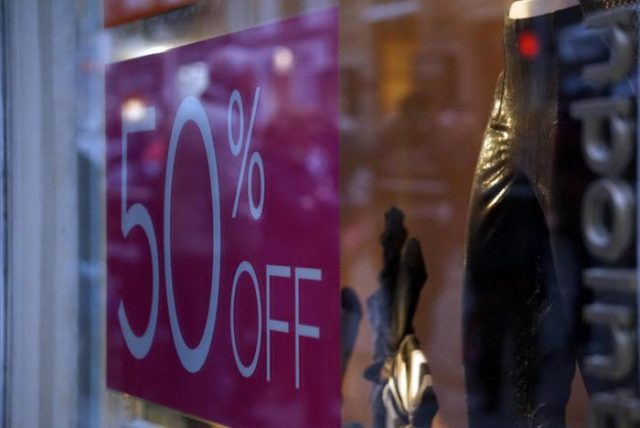 Saldi: a Napoli gente in strada ma pochi acquisti