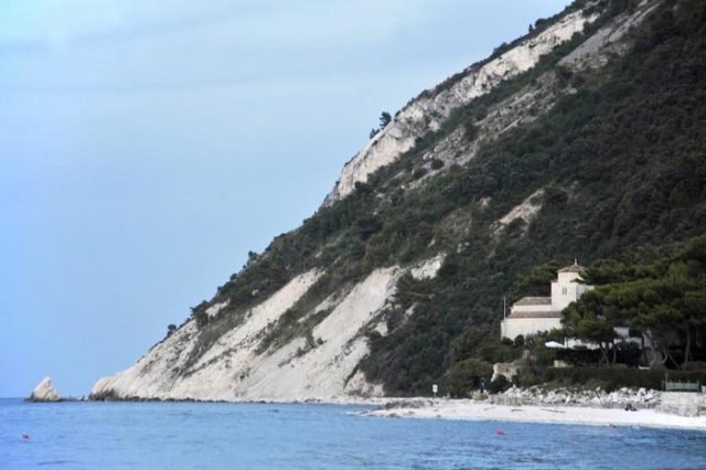 Ambiente: il Monte Conero e la Chiesetta Santa Maria a Portonovo di Ancona