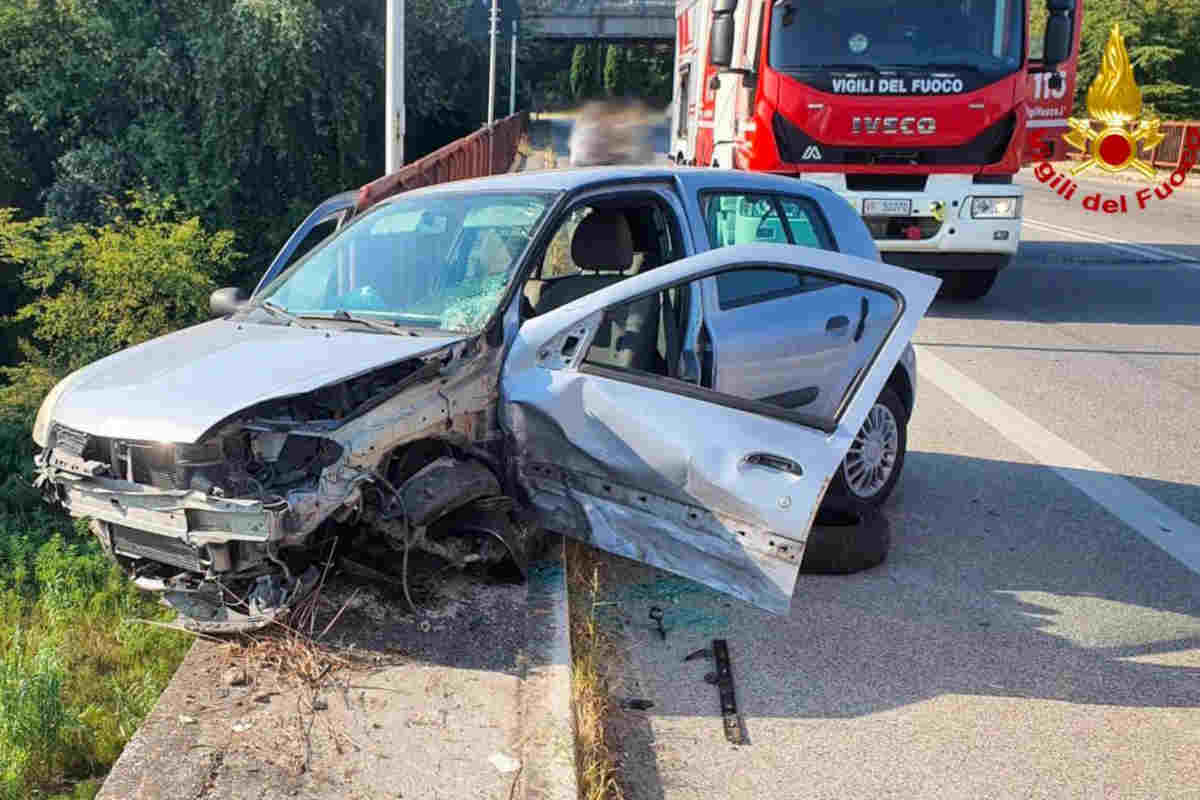 Auto in bilico sul Ponte a Monticelli dopo incidente tra due auto - Foto Vigili del Fuoco - ascoli.cityrumors.it