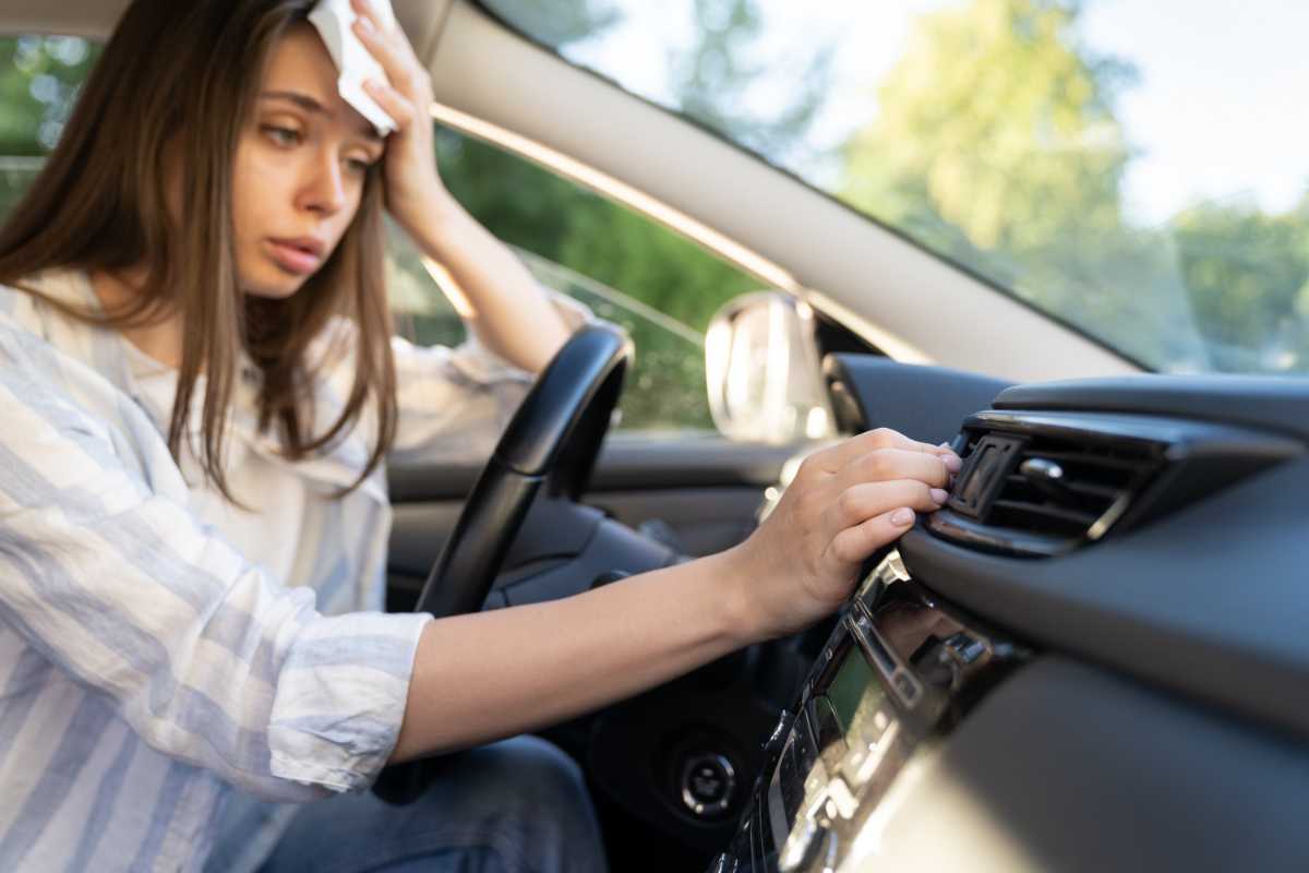 Colpo di calore in auto: come riconoscerlo