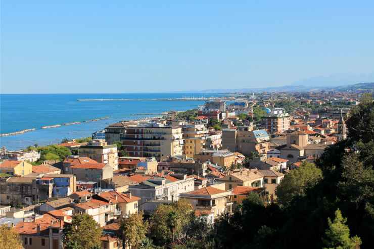 panorama dall'alto su case e mare di Grottammare in provincia di Ascoli Piceno
