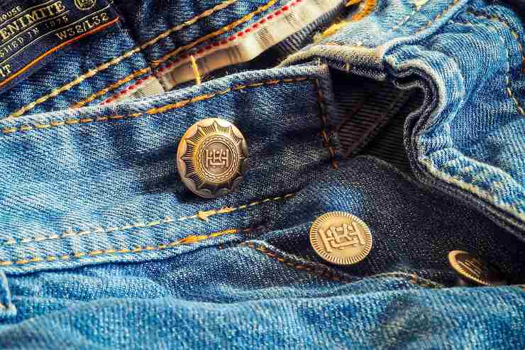 Il nuovo trend dei jeans sbottonati che spopola sul web (e non solo): vediamo di cosa si tratta