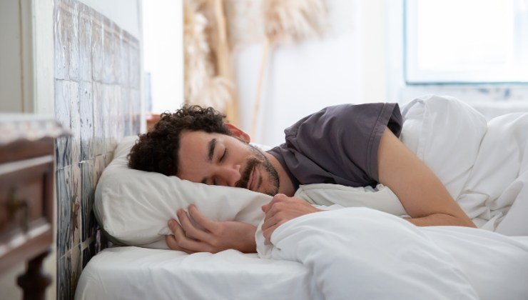 Lato del letto in cui si dorme e personalità: cosa significa