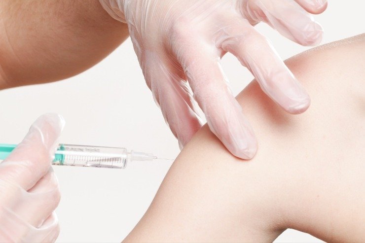 Vaccino anti Covid braccio giusto 
