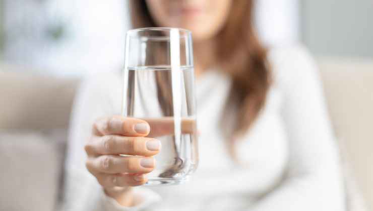 Bere un bicchiere d'acqua prima dei pasti può aiutare ad alleviare il senso di fame
