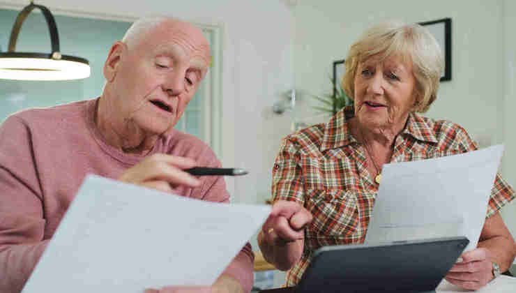 Due anziani controllano l'importo della pensione