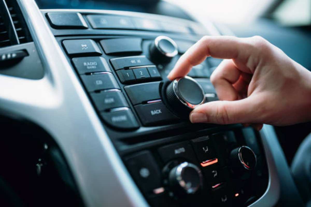 Trasforma la tua vecchia auto in SMART con pochi Euro col trasmettitore FM/ Bluetooth