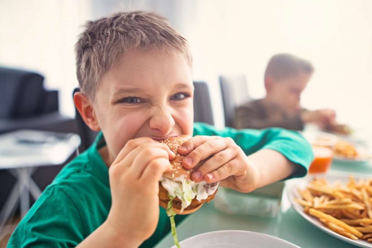 Ci sono alcuni alimenti che i bambini dovrebbero evitare, sono pericolosi per la salute