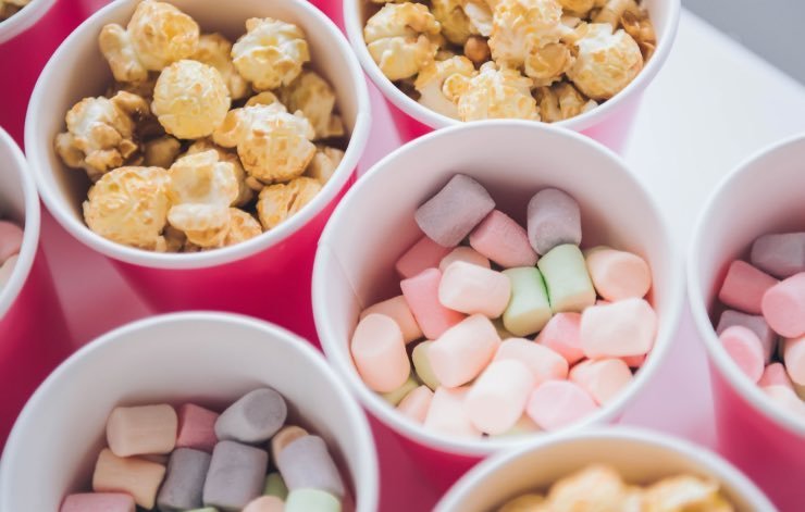 Popcorn e marshmallows, evitate di darli ai vostri bambini: sono pericolosissimi