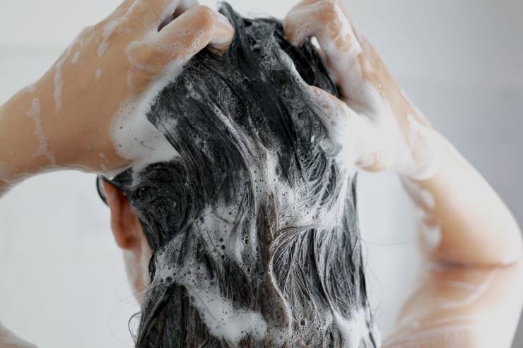 ogni quanto lavare i capelli secondo la scienza