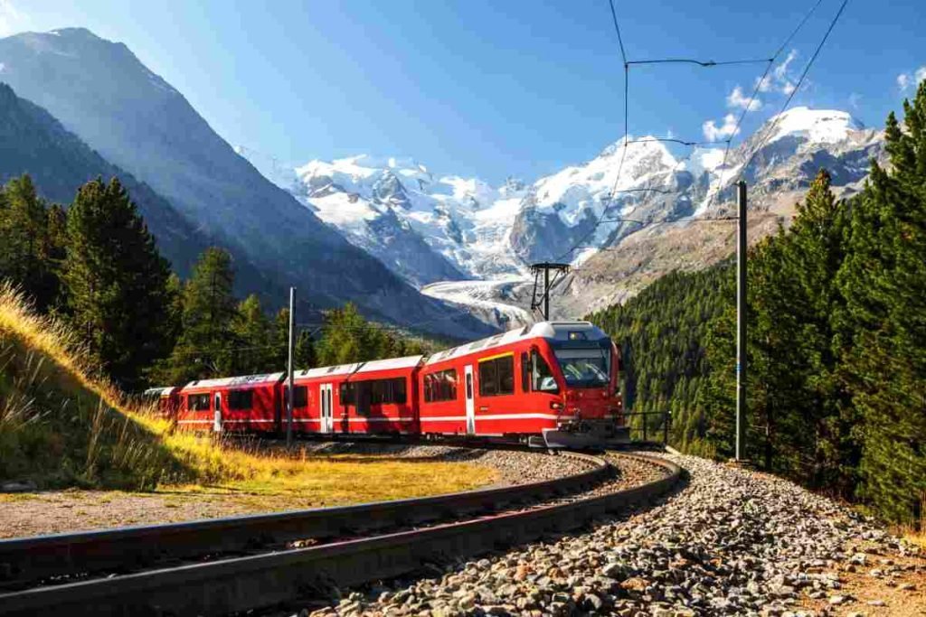 questo treno vi farà vivere un'esperienza unica, altro che viaggio noioso, panorami e finestrini giganti.