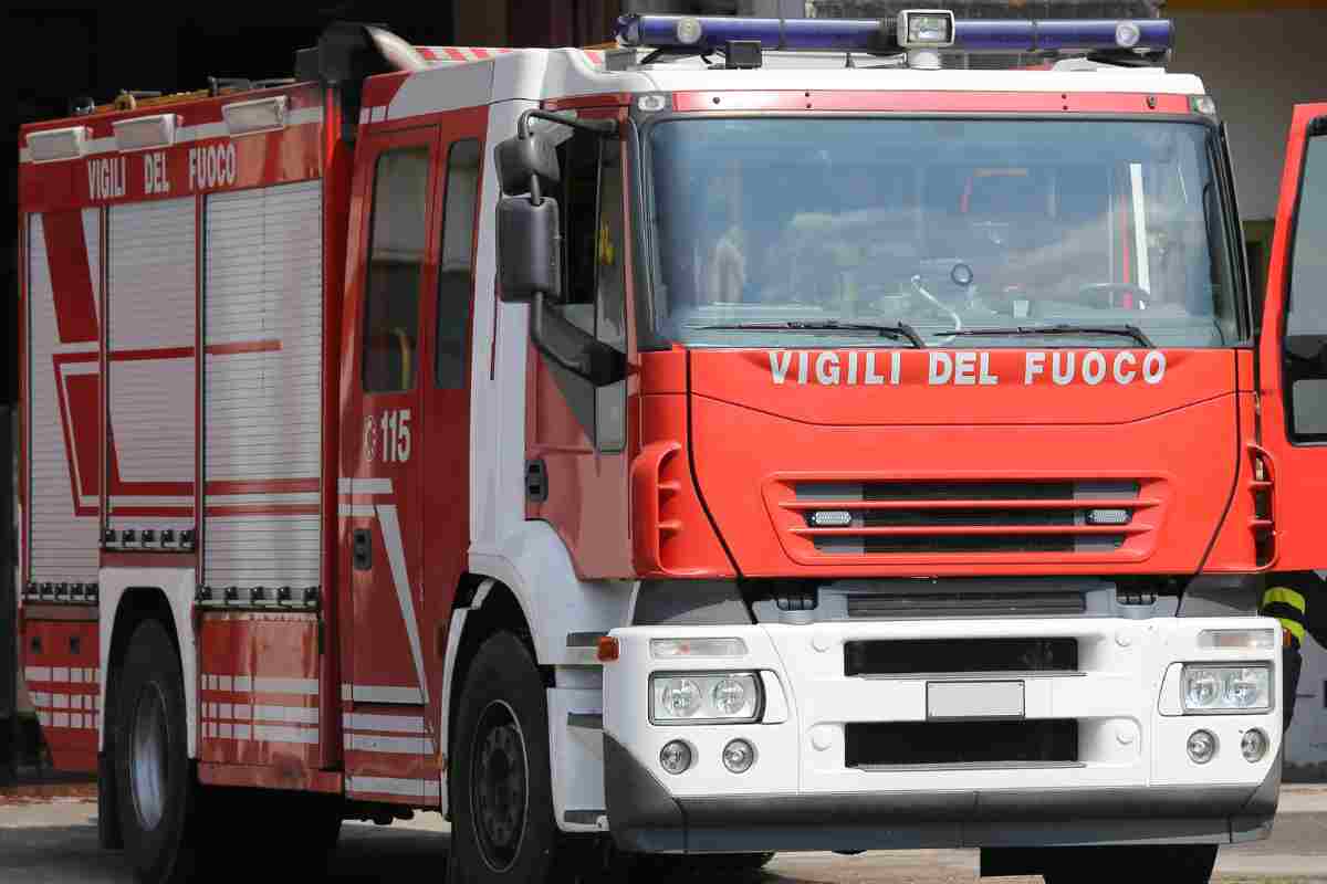 Vigili del fuoco spengono incendio sul tetto di una scuola San Benedetto del Tronto