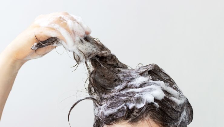 la scelta dello shampoo, alimentazione e altri rimedi possono aiutarti a curare i capelli grassi