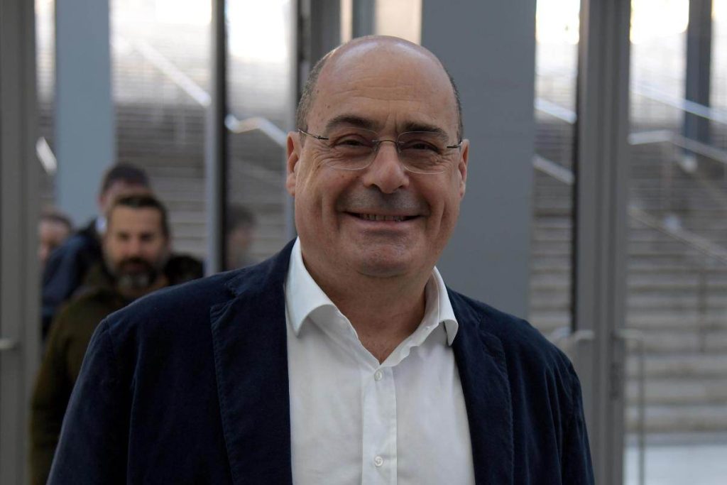 Nicola Zingaretti, ex segretario del PD, si è recato a San Benedetto e nel corso di un incontro ha parlato di politica e populismo.  Nicola Zingaretti nelle scorse ore si è recato a San Benedetto del Tronto, nel Piceno, per prendere parte alla BoCs, la scuola di formazione regionale del Partito Democratico che punta a formare gli esponenti Dem del futuro.  Zingaretti nel corso del suo intervento ha parlato di alcuni argomenti molto delicati ovvero il populismo nella politica e il suo potere. Quali sono i pensieri che ha espresso l'ex segretario del PD? Ecco tutto quello che c'è da sapere al riguardo.  Zingaretti, le affermazioni su politica e populismo Nicola Zingaretti ha dato delle spiegazioni chiare in merito al suo punto di vista sul perché il populismo è al potere in Italia e non solo. Le affermazioni fatte hanno colpito tutti coloro che erano presenti alla BoCs.  Nel dettaglio, come riporta il sito lanuovariviera.it, le sue parole sono state: "Il populismo è forte, ma quando vince le elezioni non ha ricette per risolvere i problemi". Zingaretti ha poi analizzato la condizione dei leader mondiali che fanno del populismo il loro punto di forza.  "I leader populisti di tutto il mondo, da Trump alla Meloni, aiutano i più ricchi. Il populismo non aiuta il popolo, lo usa. Gioca sulla semplificazione e quando i populisti governano si inventano la scusa del capro espiatorio. È una strategia che non andrà lontano". Tuttavia, in quest'intervento a San Benedetto, l'ex segretario del PD ha anche ammesso le sue colpe in passato: "La parola unità non può essere mai un limite,  non vuol dire allearsi a tutti i costi, ma a tutti i costi bisogna provare a fare l’alleanza. Se non ci provi sei corresponsabile della sconfitta". "È durissima, inutile prenderci in giro. Ma anche se è durissima ci sono ancora più possibilità di combattere. Le contraddizioni della destra non esploderanno mai se non c’è una battaglia politica". Il suo discorso ha ottenuto numerosi consensi e sicuramente è stato apprezzato dai partecipanti alla BoCs. L'evento si è tenuto all'Hotel Progresso e nel corso della manifestazione si sono espressi anche Angelo Bonelli, Ettore Rosato, Vito Crimi e Pierluigi Bersani. Chissà se l'attuale PD ha una strategia per contrastare il populismo oggi o se magari le parole di Zingaretti vengano ascoltate e attuate in futuro per proporre una politica realmente più vicina ai bisogni del popolo. 