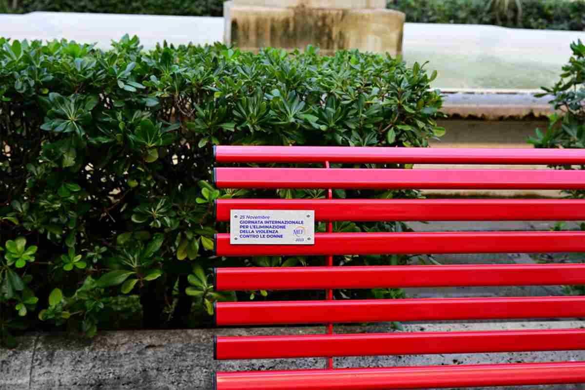La panchina rossa simbolo della violenza sulle donne