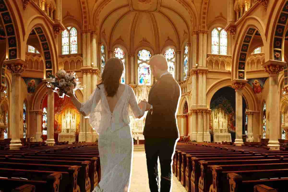 L'immagine dell'anno gli sposi all'altare ma senza invitati. Mai vista una cosa cosi