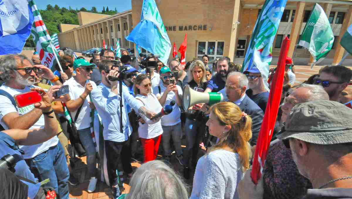 I sindacati protestano contro i tagli