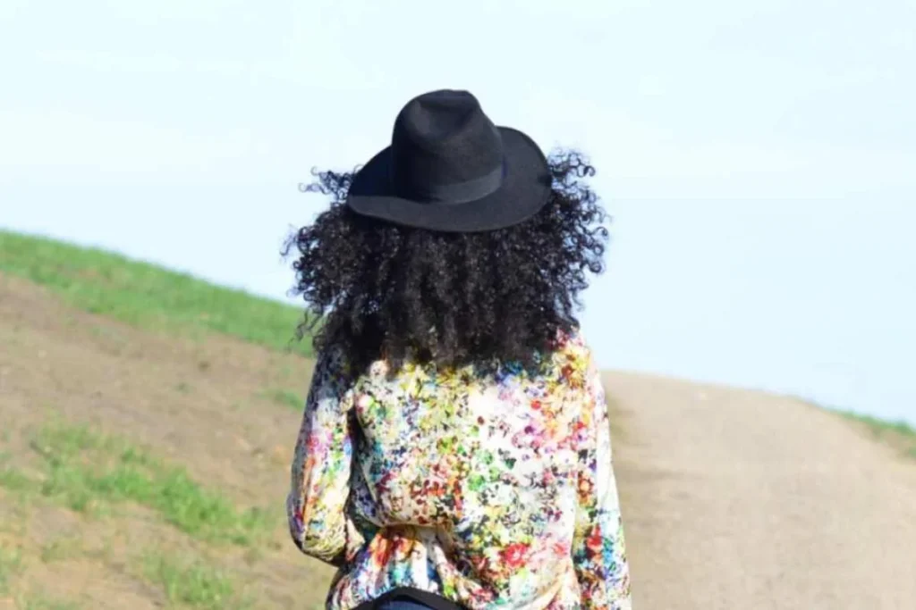 cappelli e capelli ricci d'inverno