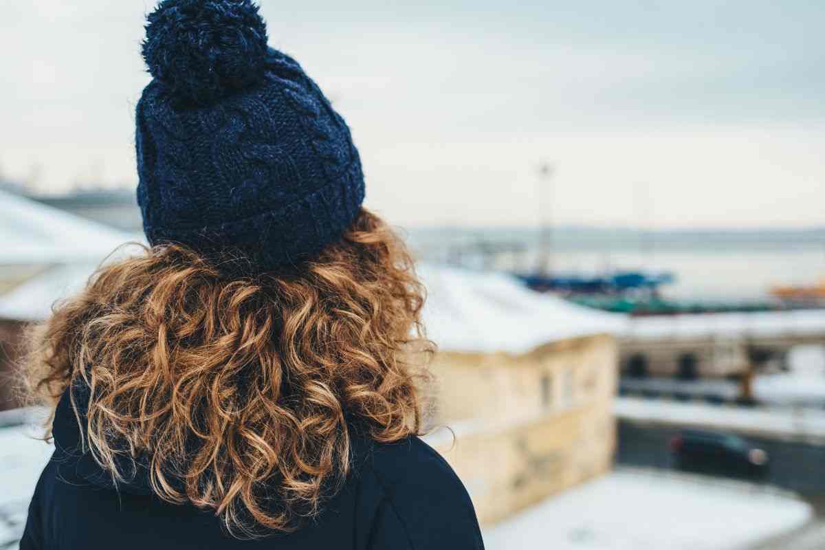 cappelli e capelli ricci d'inverno