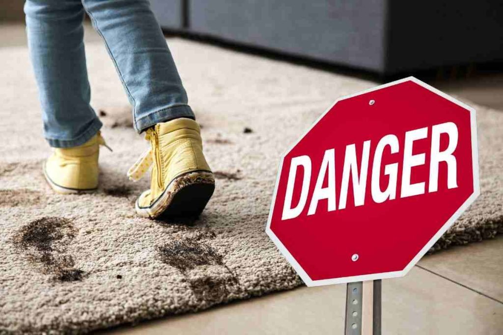 scarpe in casa pericolo