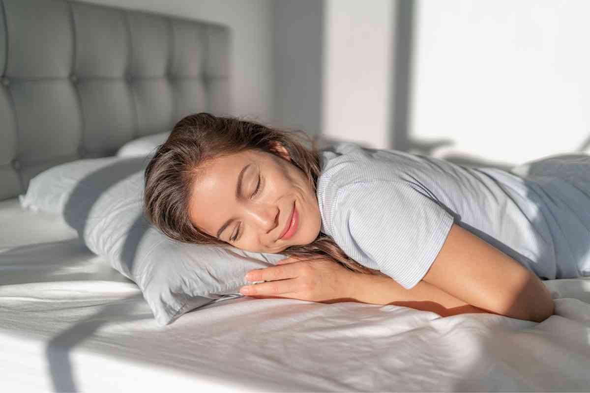 dormire con i capelli legati fa bene?