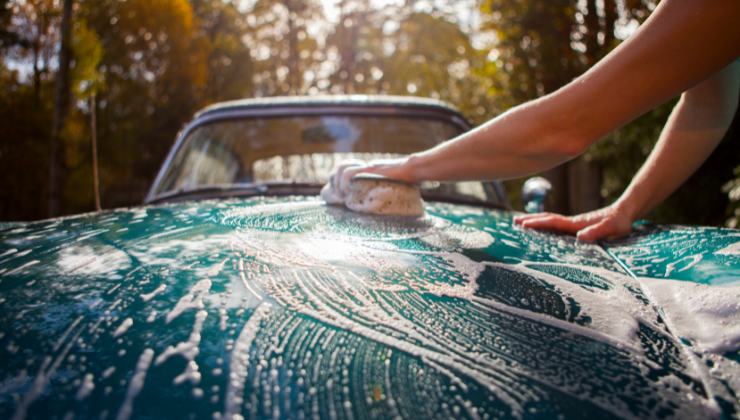 Non fare questi errori quando lavi l'auto