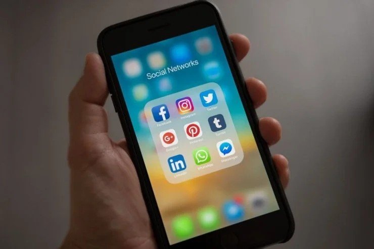 Quali sono i principali vantaggi e svantaggi di responsabilizzare le piattaforme di social media per i contenuti pubblicati dai loro utenti?