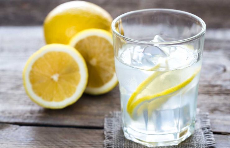 Bere un bicchiere di acqua e limone fa dimagrire?