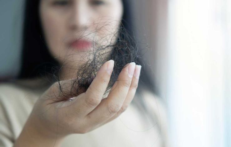 Gli alimenti che fanno male alla crescita dei capelli
