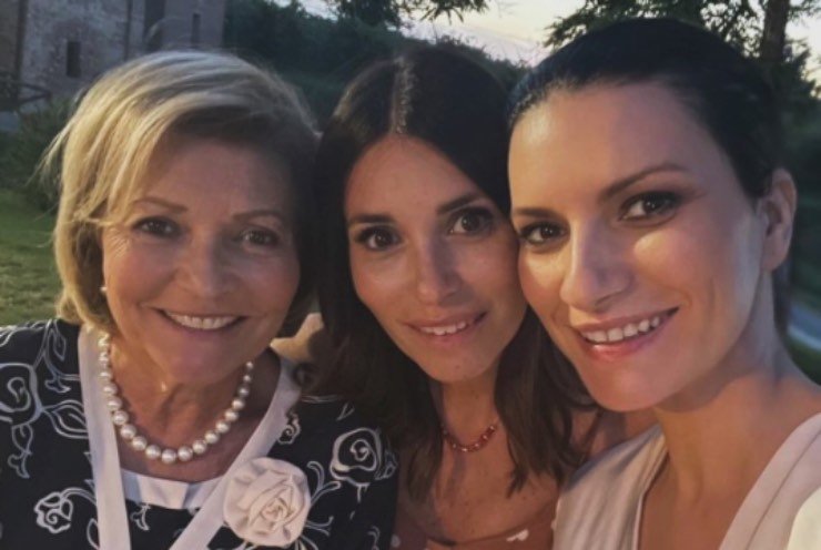 Laura Pausini con la mamma e la sorella, sono tre gocce d'acqua