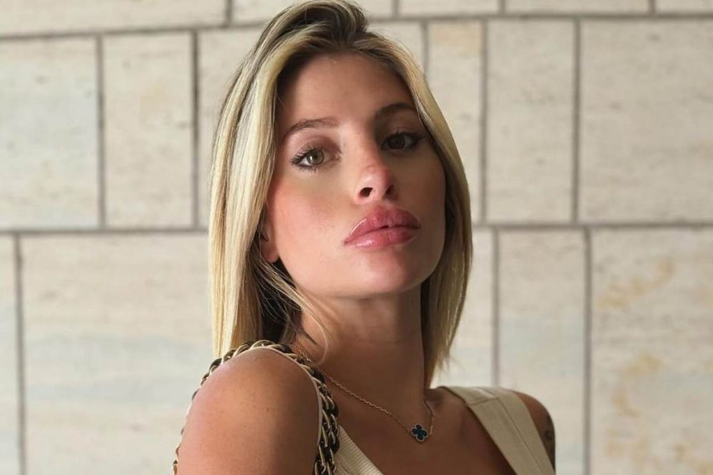 Chiara Nasti appare con una flebo