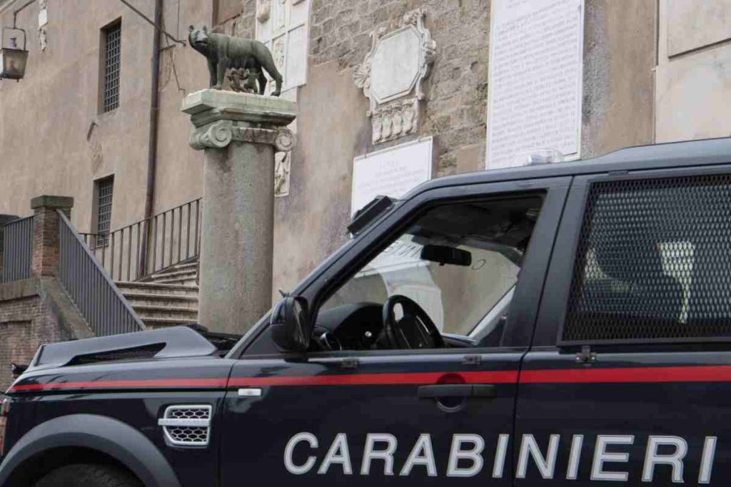 uccide il cane e ferisce la padrona