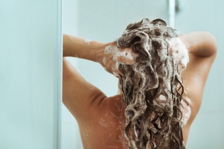 Quali sono gli effetti del non lavare i capelli per una settimana