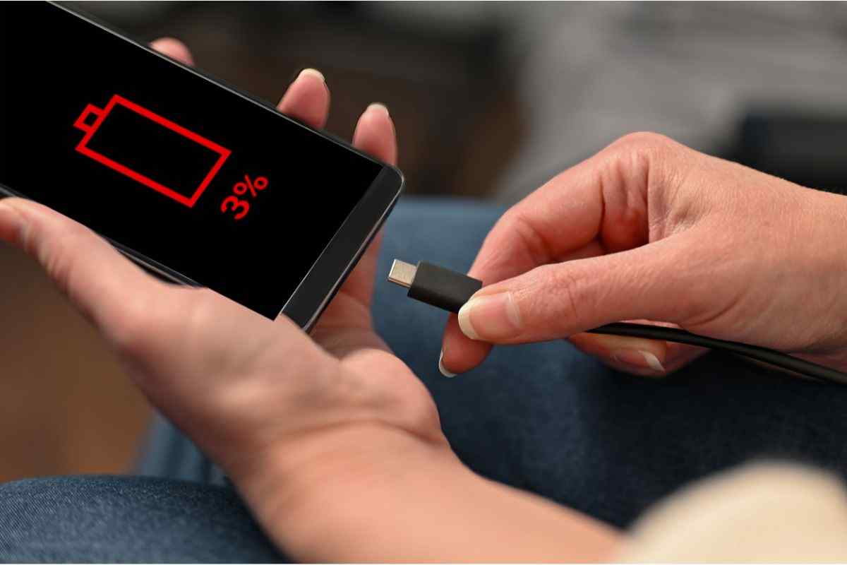 Mai lasciare il cavo della batteria attaccato alla spina