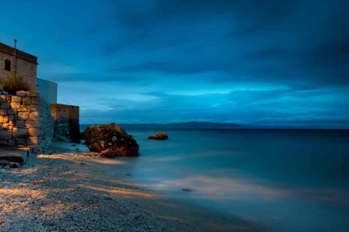 cosa sapere prima di andare a dormire in spiaggia