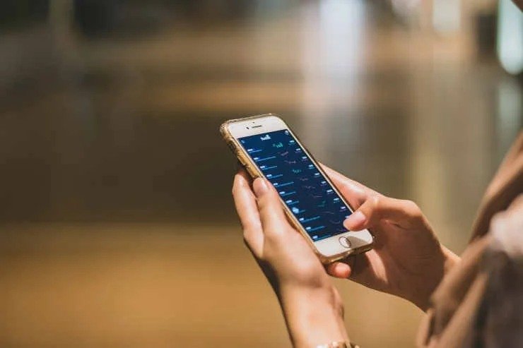 Come capire se ti spiano dal microfono dello smartphone