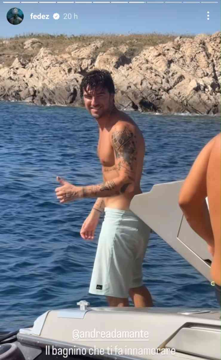 Fedez si mostra a Porto Cervo con il personaggio di Temptation Island