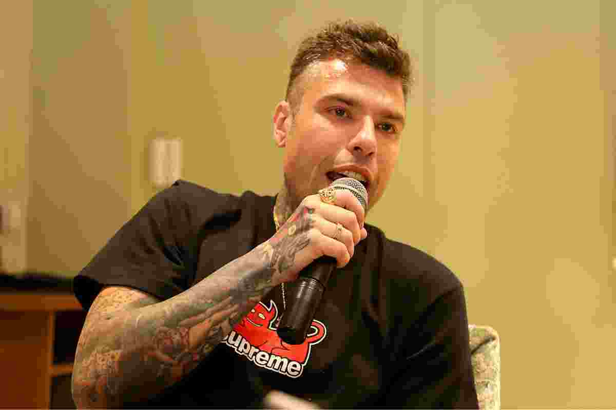 Fedez beccato in discoteca: cosa stava facendo