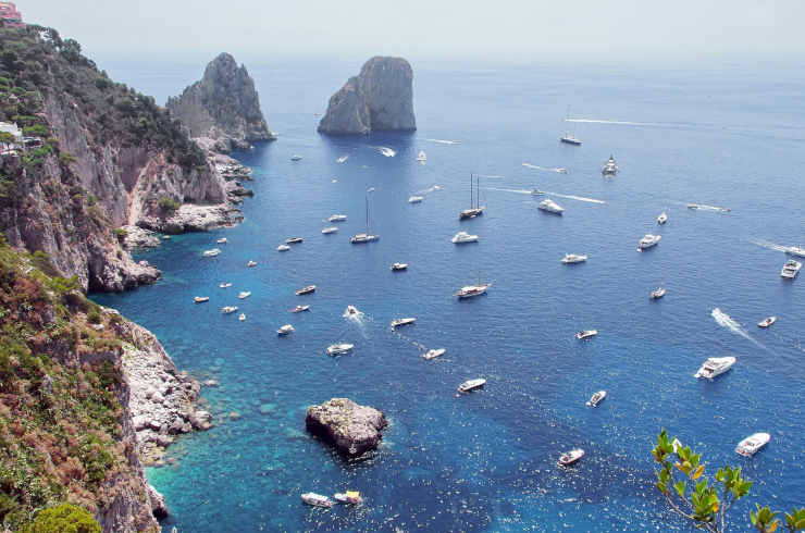 Capri e la sua Grotta Azzurra assalite dai turisti