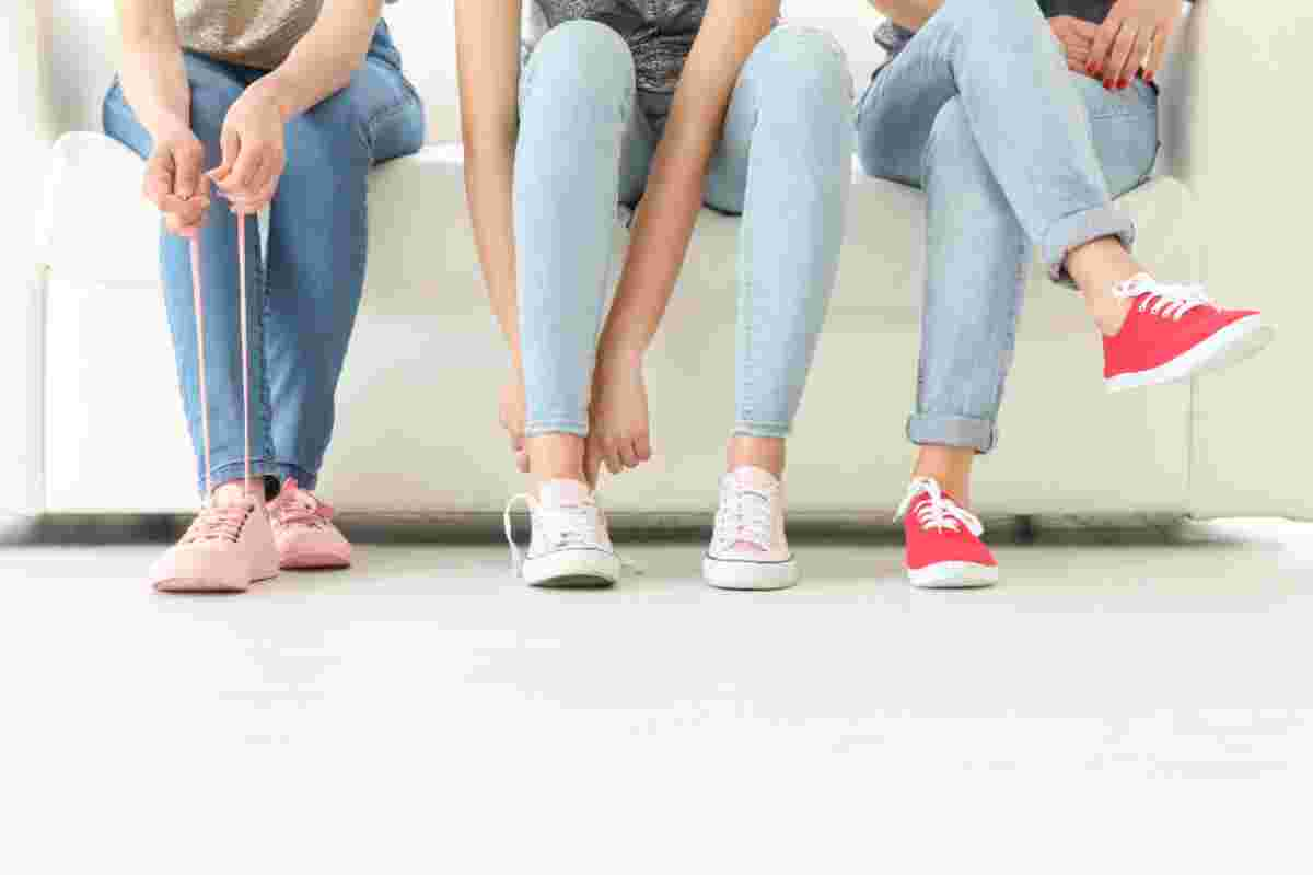 Jeans e sneakers, il binomio perfetto per l'autunno 2024. Come abbinarli