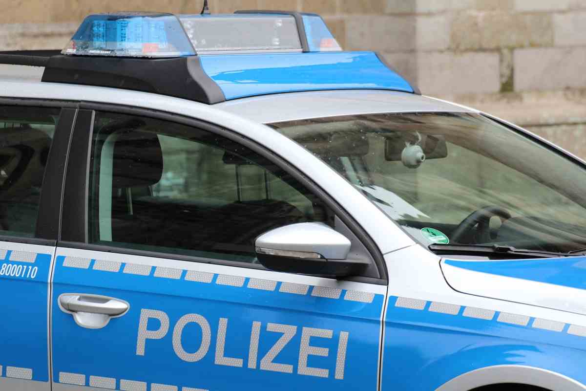 Donna disabile sfrattata da casa: la polizia la porta via a forza