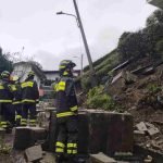 Si schianta contro un palo di cemento e finisce nella scarpata: grave un 77enne