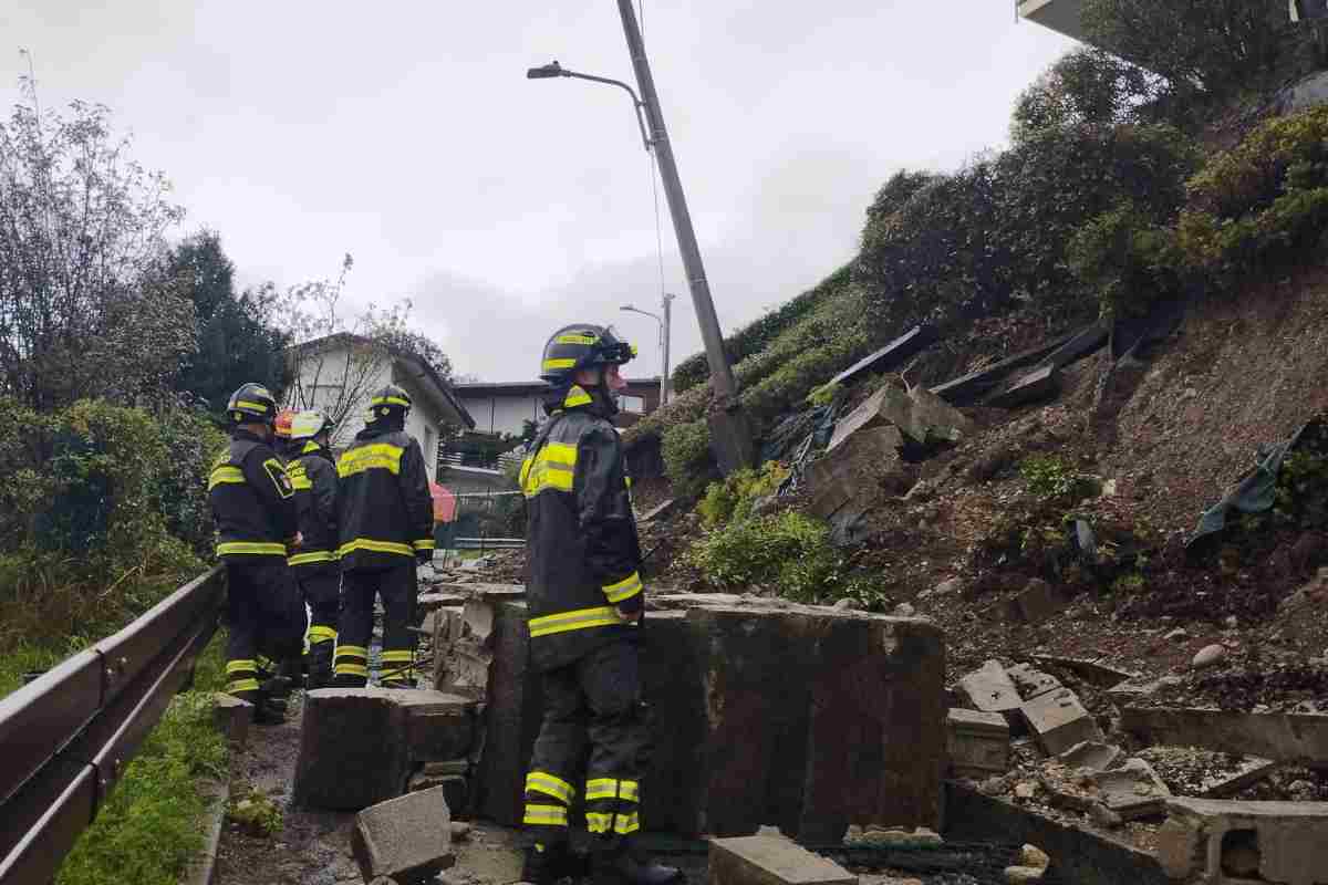 Si schianta contro un palo di cemento e finisce nella scarpata: grave un 77enne