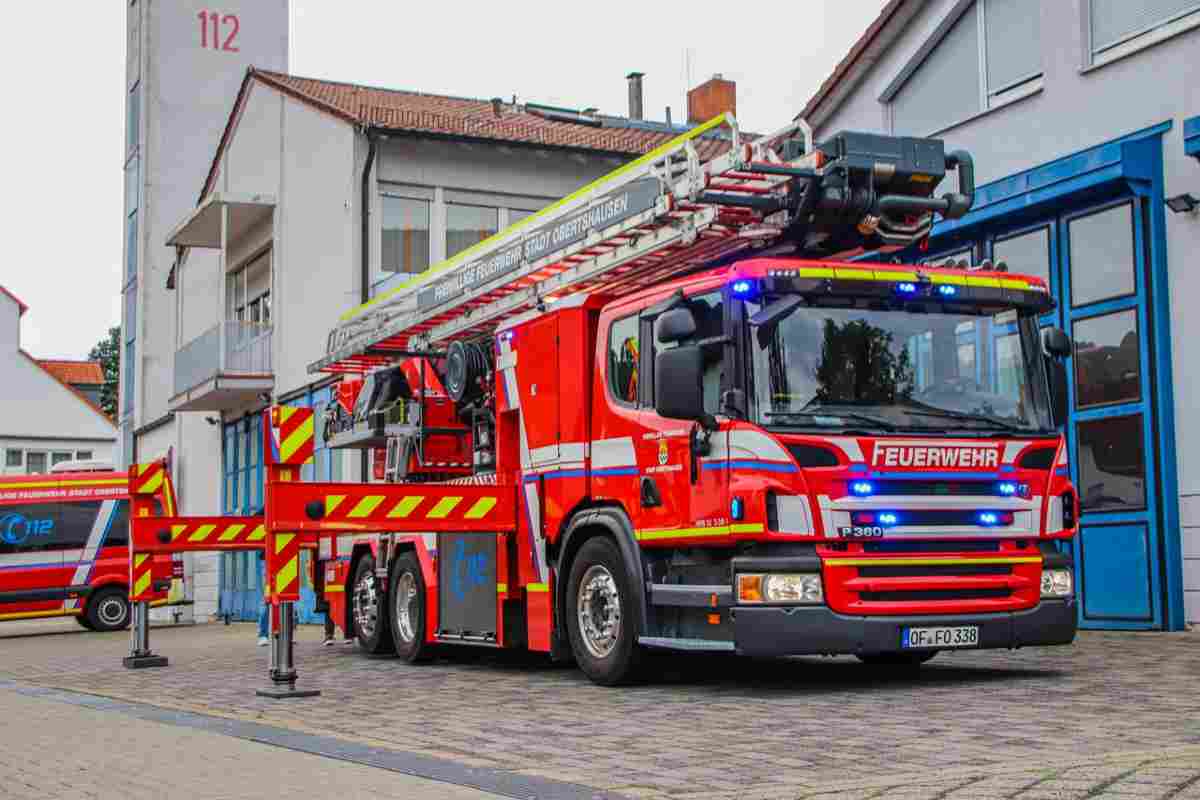 La caduta del trattore e l'intervento dei vigili del fuoco