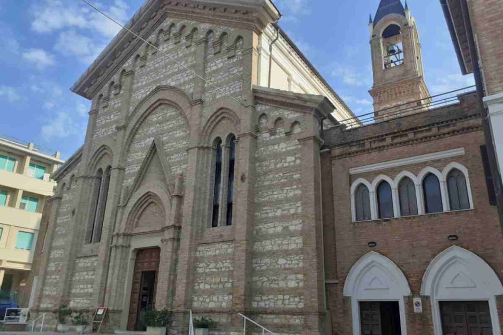 funerale sacerdote blocca tutto