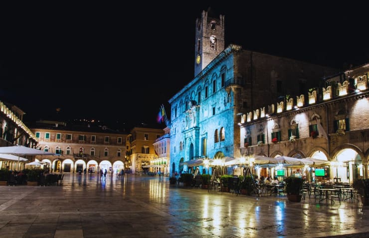 ascoli piazza del popolo notte