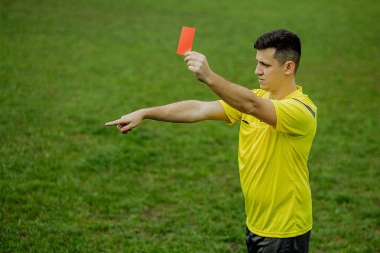 arbitro calcio cartellino rosso