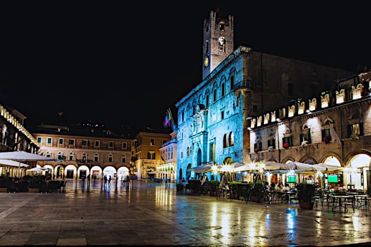 ascoli piazza del popolo notte