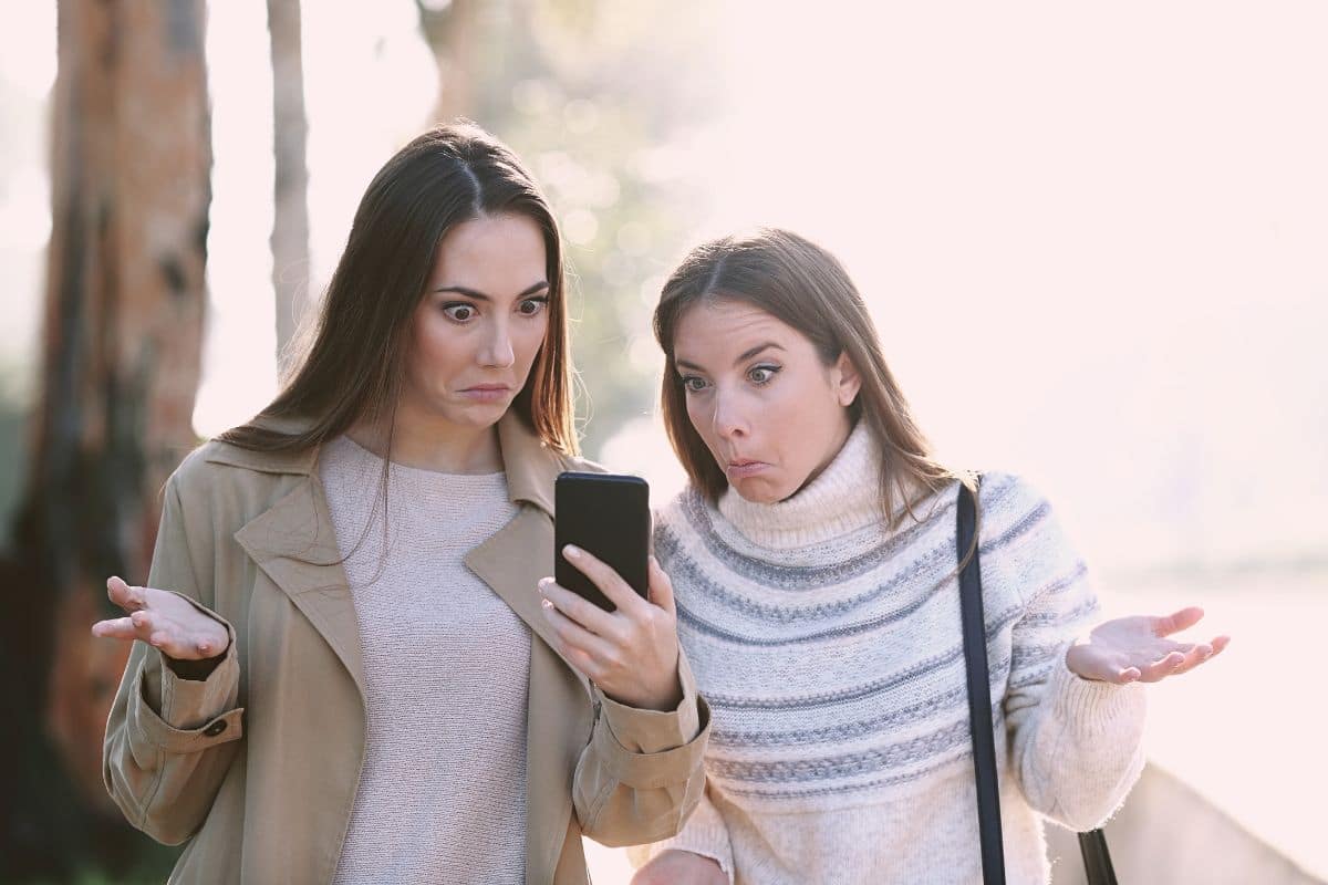 stupore donne smartphone